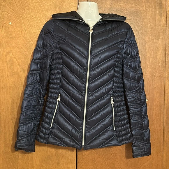 Dark blue jacket with attached hood. Long zipper - Picture 1 of 4